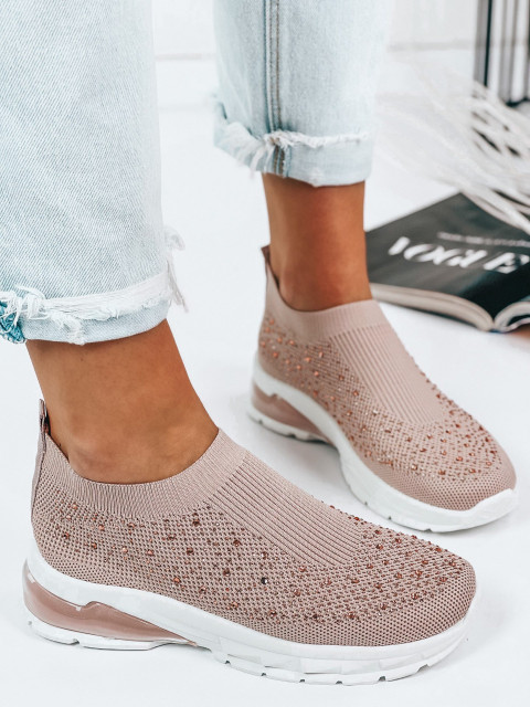 Rózsaszín tornacipő kövekkel