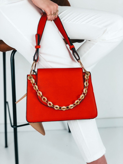 Elegáns, piros színű női táska, lánccal