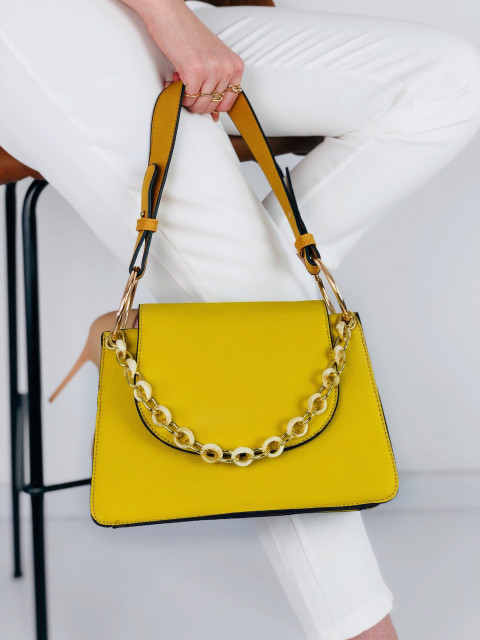 Elegáns, sárga színű női táska, lánccal