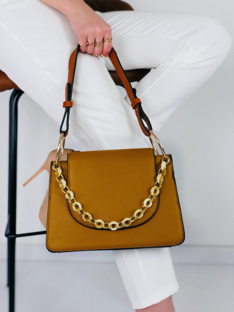 Elegáns, barna színű női táska, lánccal