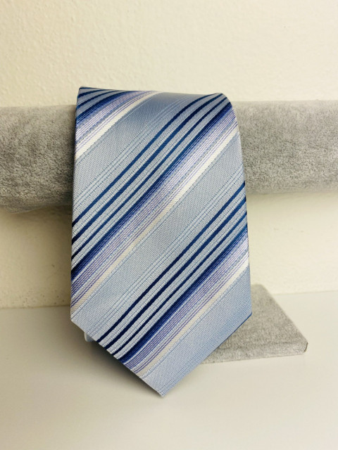 Férfi kék nyakkendő