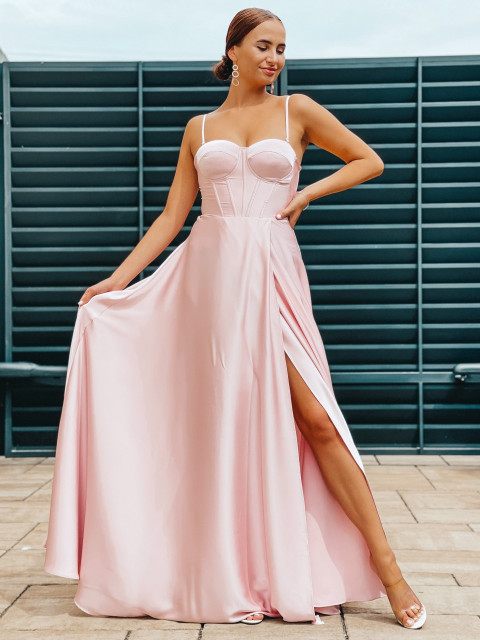 Exkluzív hosszú szatén alkalmi ruha hasítékkal - rózsaszín