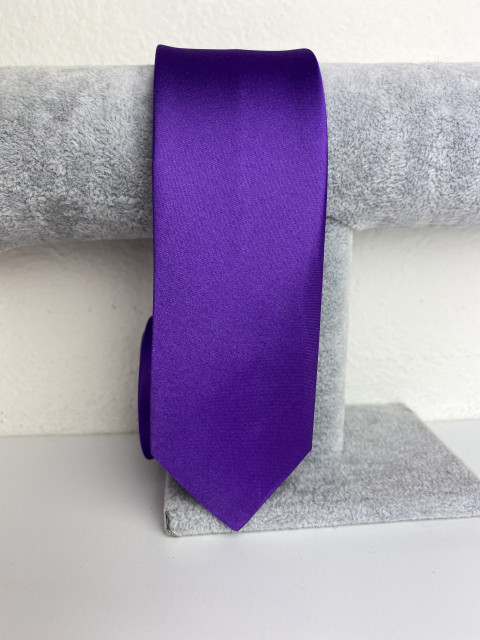Férfi élénk lila szatén keskeny nyakkendő