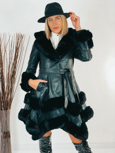 Exkluzív fekete műbőr kabát prémes kapucnival és övvel