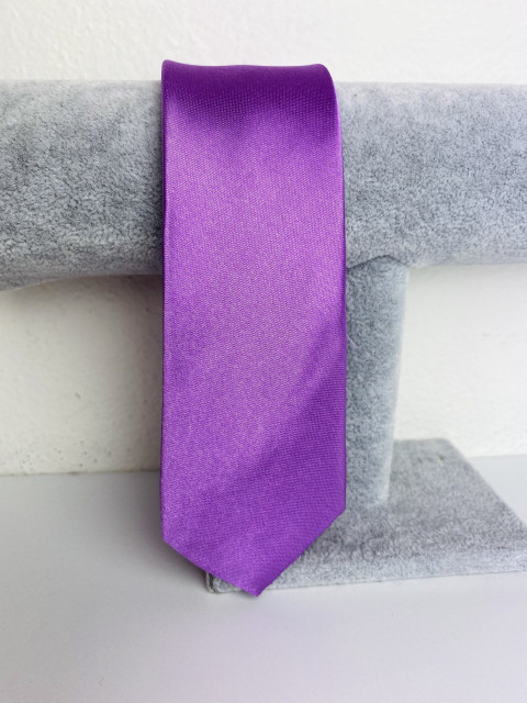 Férfi lila szatén keskeny nyakkendő