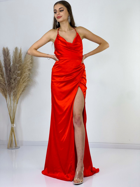 Exkluzív női piros szatén alkalmi ruha hasítékkal