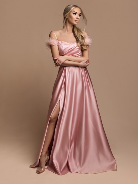 Hosszú női szatén alkalmi ruha dísztollakkal - rózsaszínű