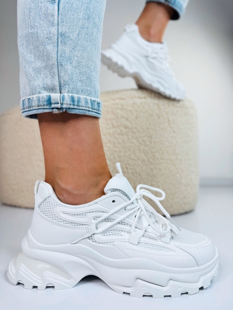 Extravagáns női sneakers hatalmas platformmal - fehér
